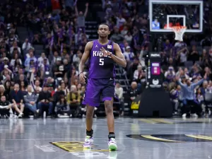 NBA: Jogador recoloca tênis sem parar lance e marca; assista