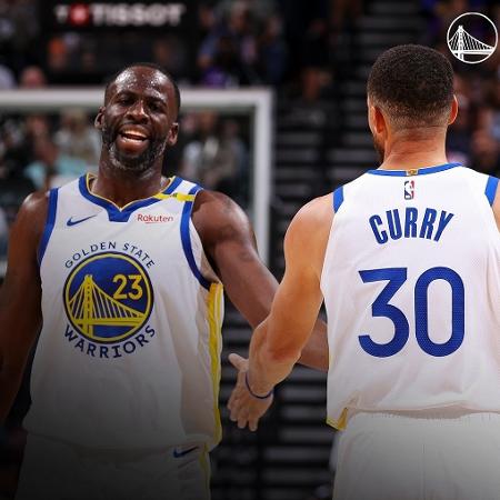 Stephen Curry cumprimente Draymond Green