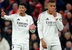 Bellingham ignora Mbappé durante conversa em jogo contra o Liverpool