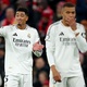 Bellingham ignora Mbappé durante conversa em jogo contra o Liverpool