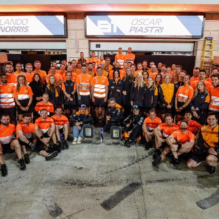 Foto da McLaren para comemorar o terceiro lugar de Piastri no GP do Qatar de 2024 Foto da McLaren para comemorar o terceiro lugar de Piastri no GP do Qatar de 2024