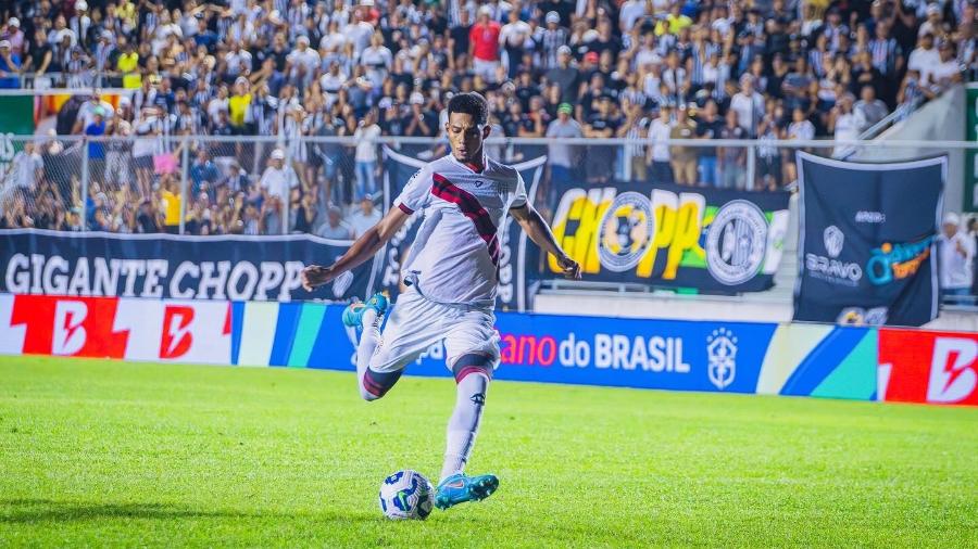 Alix, zagueiro do Atlético-GO Alix, zagueiro do Atlético-GO