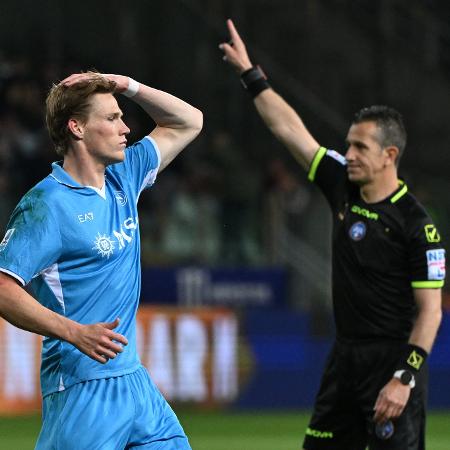 Scott McTominay, do Napoli, lamenta decisão da arbitragem durante empate com o Parma, no Campeonato Italiano - Piero CRUCIATTI / AFP