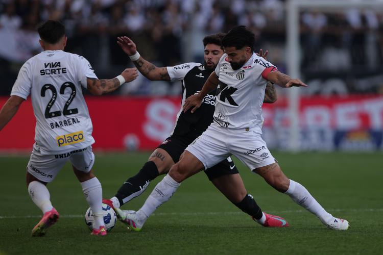 Yuri Alberto disputa bola com Tomás Rincón, em Corinthians x Santos Yuri Alberto disputa bola com Tomás Rincón, em Corinthians x Santos