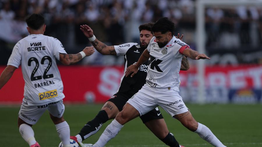 Yuri Alberto disputa bola com Tomás Rincón, em Corinthians x Santos Yuri Alberto disputa bola com Tomás Rincón, em Corinthians x Santos