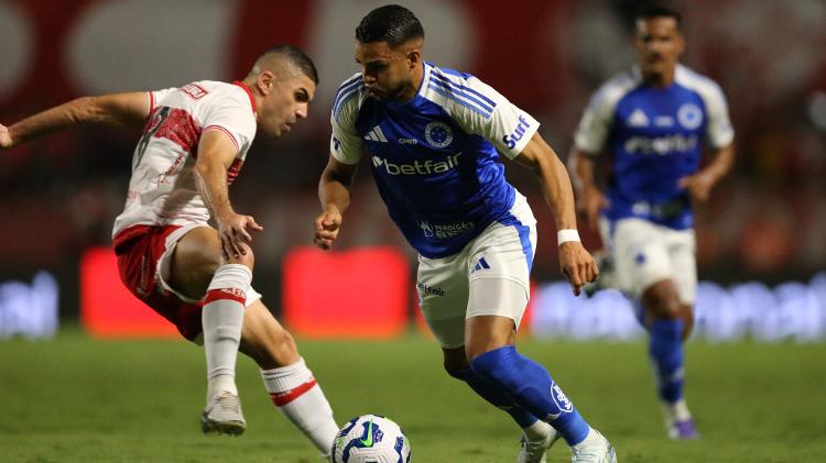Wanderson, do Cruzeiro, tenta fazer a jogada durante partida contra o CRB pela Copa do Brasil