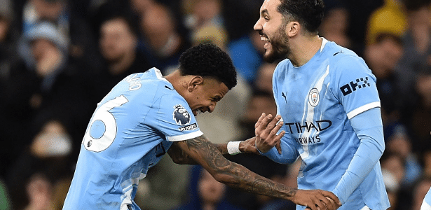 City passeia sobre Palace com direito a gol de Savinho e encosta no Arsenal