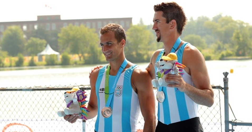 Argentinos Rodrigo Murillo e Christian Rosso recebem a medalha de prata na canoagem K2-1000m
