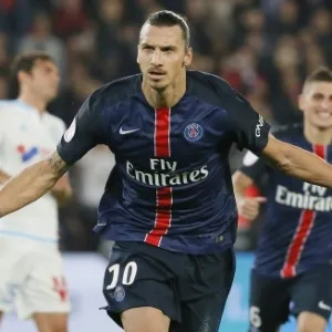 Ibrahimovic comemora gol de pênalti pelo PSG - EFE/EPA/IAN LANGSDON