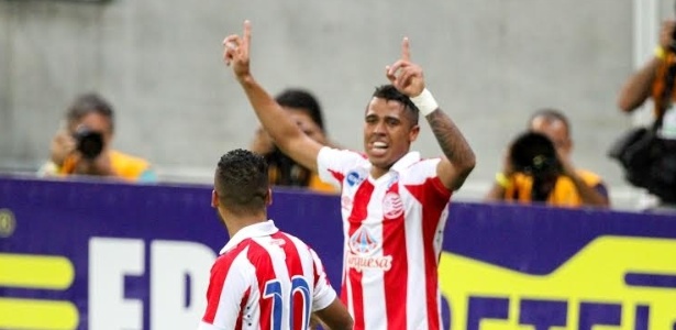 Bergson marcou o segundo gol do Náutico, que definiu a vitória sobre o Vasco, em Pernambuco - Marlon Costa/Soccer House