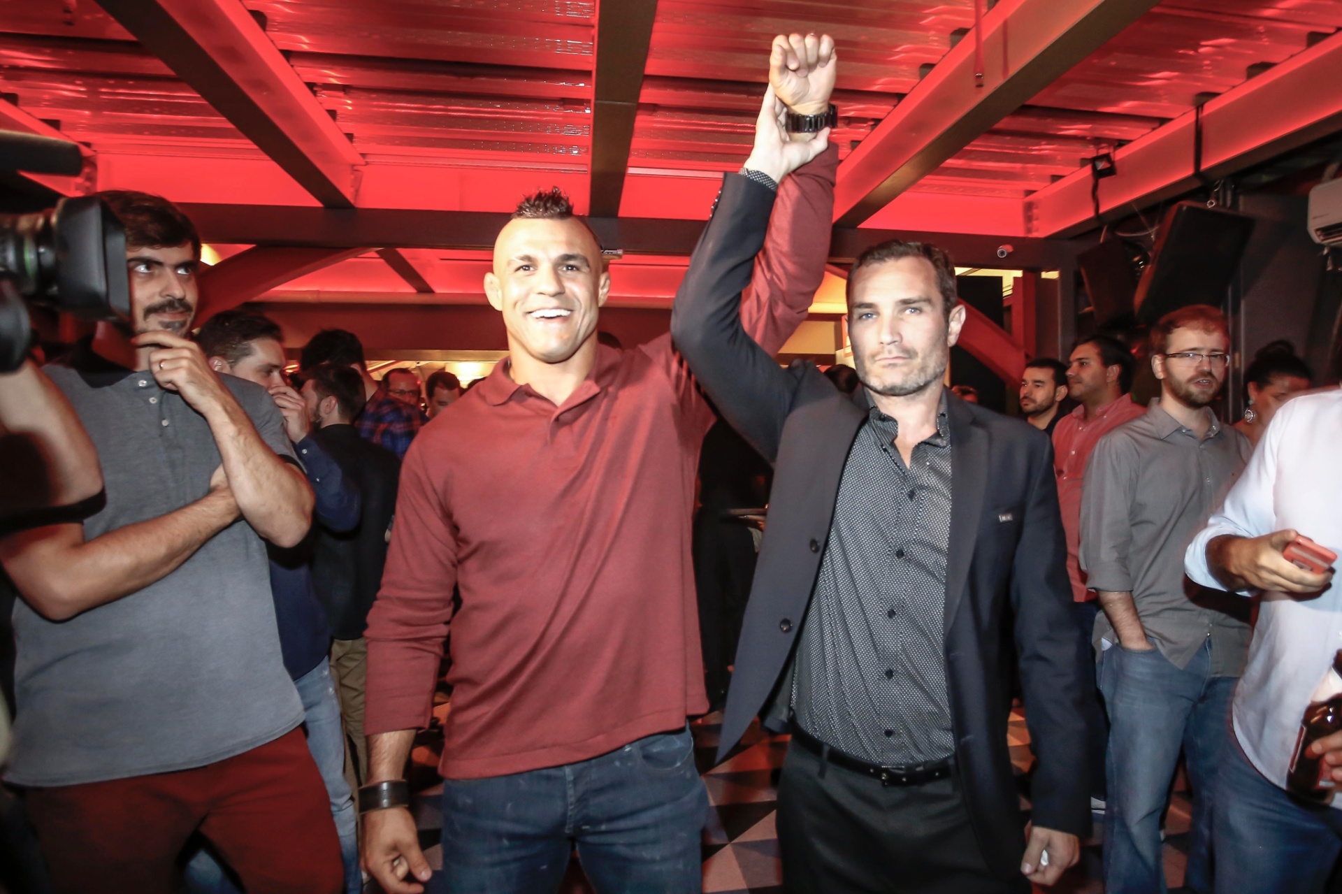 Giovani Decker, diretor geral do UFC no Brasil, posa com Vitor Belfort em evento promocional do UFC SP, em setembro - Inovafoto/Wander Roberto