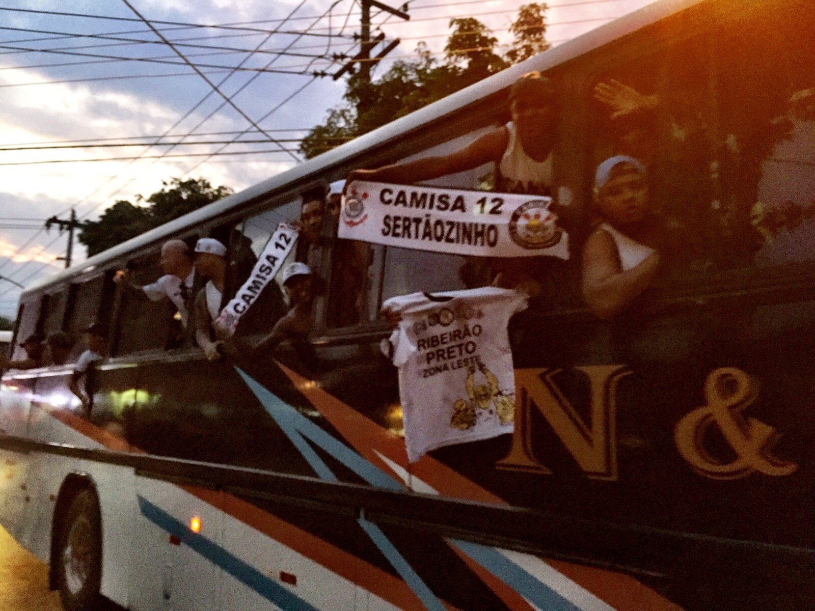 Ônibus com torcedores do Corinthians chegam a São Januário - Pedro Ivo Almeida/UOL