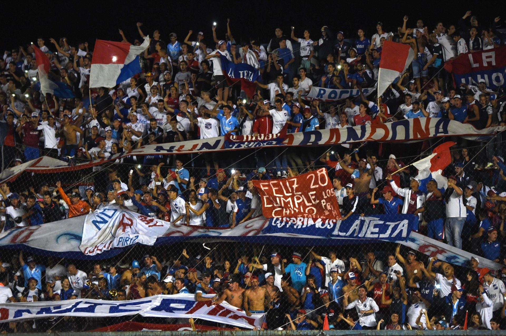 Torcedores do Nacional-URU incentivam a equipe na partida contra o Palmeiras - PABLO PORCIUNCULA/AFP