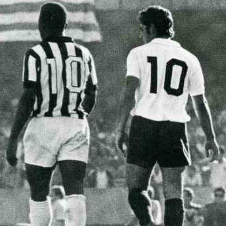 Pelé e Rivelino lado a lado durante clássico entre Santos e Corinthians - Reprodução