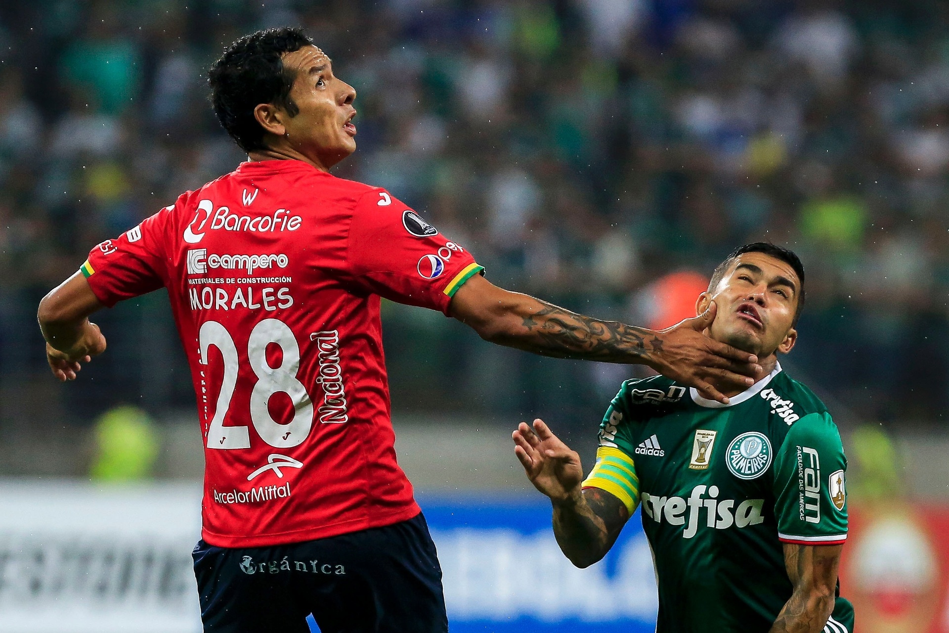 Dudu é parado por Morales durante jogo do Palmeiras contra o Jorge Wilstermann, no Allianz Parque - Ale Cabral/AGIF