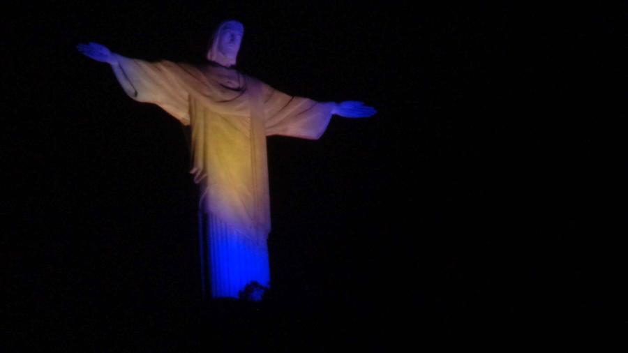 Cristo Redentor é iluminado com as cores azul e amarela em homenagem a Guga - ALESSANDRO BUZAS / ESTADÃO CONTEÚDO
