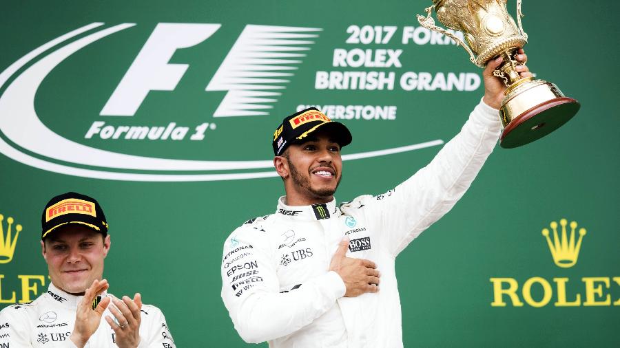 Lewis Hamilton ergue o troféu após vencer o Grande Prêmio de Silverstone de Fórmula 1 - Xinhua/Hoch Zwei/ZUMAPRESS