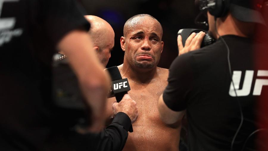 Daniel Cormier chora depois da derrota para Jon Jones no UFC 214 - Sean M. Haffey/Getty Images/AFP