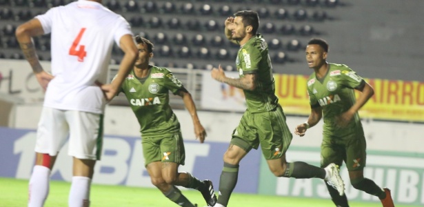 Bruno Moraes, ao centro, comemorando seu primeiro gol pelo Coxa  - Comunicação CFC