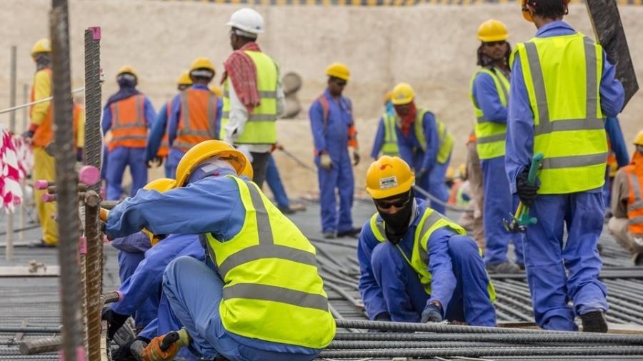 Funcionários trabalham nas obras para a Copa do Mundo de 2022 - Divulgação/COL
