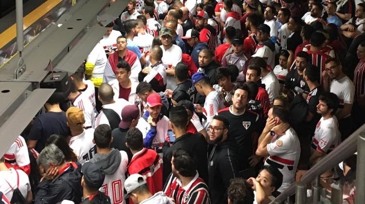 Torcedores do São Paulo esperam trem na plataforma do metrô - Renata Mendonça/UOL - Renata Mendonça/UOL