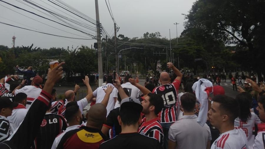 Torcedores do São Paulo ficaram cerca de 50m distantes da portaria principal do estádio - Arthur Sandes/UOL