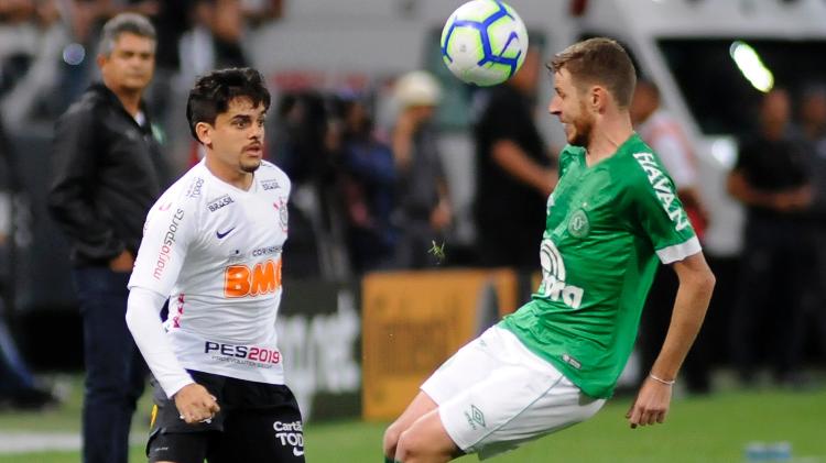 Fagner tenta passar pela marcação durante Corinthians x Chapecoense pela Copa do Brasil - Alan Morici/AGIF - Alan Morici/AGIF