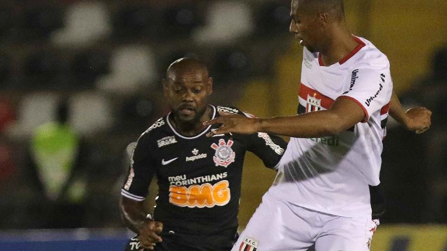 Vágner Love disputa bola no amistoso com o Botafogo-SP - Célio Messias/Uai Foto/Estadão Conteúdo