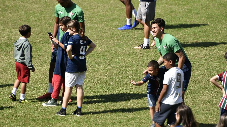 Pedro recebeu o carinho dos jovens tricolores, mas também ouvir recado dos torcedores nas Laranjeiras - Mailson Santana / Flickr do Fluminense