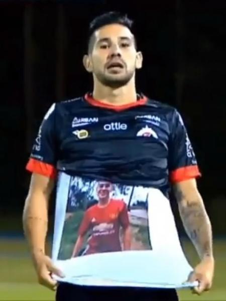 Jhonathan Agudelo, do Cúcuta, comemora gol diante do Rionegro Águilas mostrando camiseta com a foto do irmão, Jorge Iván, que foi assassinado - Reprodução