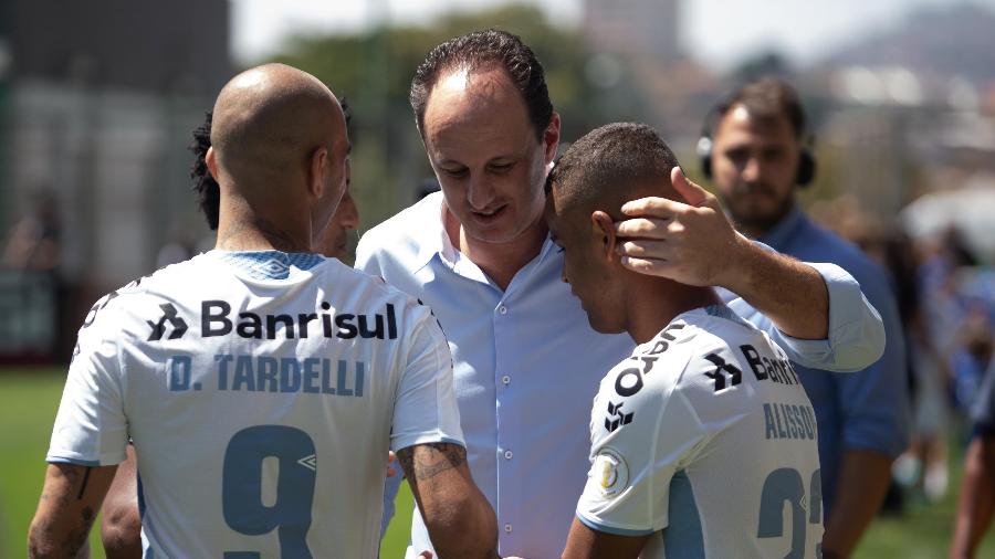 Rogerio Ceni cumprimenta Diego Tardelli e Alisson em Cruzeiro x Grêmio - Warley Soares/AGIF