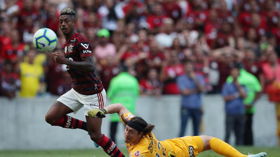 Bruno Henrique toca por cima de Cássio para marcar o segundo gol flamenguista - Ricardo Moraes/Reuters