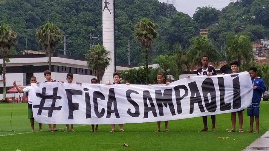 "Meninos da Árvore" levam faixa #FicaSampaoli ao CT do Santos - UOL