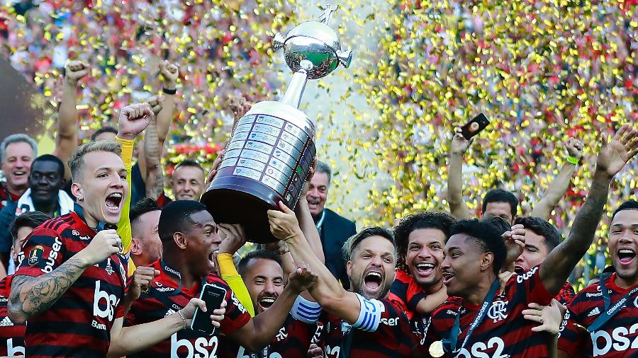 Jogadores do Flamengo erguem taça da Libertadores - Daniel Apuy/Getty Images