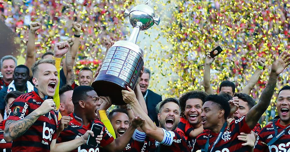 Jogadores do Flamengo erguem taça da Libertadores