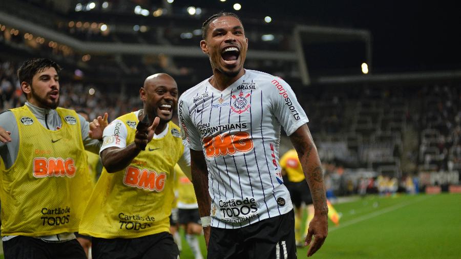 Júnior Urso comemora gol do Corinthians contra o Avaí, em vitória por 3 a 0 na Arena - Bruno Ulivieri/AGIF
