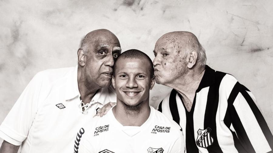 Mengálvio e Pepe, ídolos históricos do Santos, em ensaio com o uruguaio Carlos Sánchez, do elenco atual do Peixe - Divulgação/Conmebol