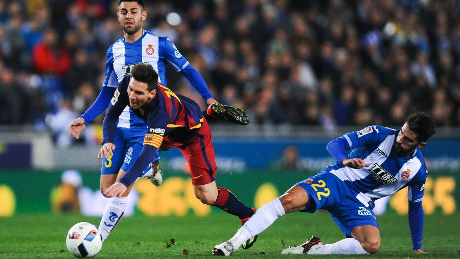 Lionel Messi sofre falta de Álvaro Gonzalez em duelo entre Barcelona e Espanyol em 2016 - David Ramos/Getty Images