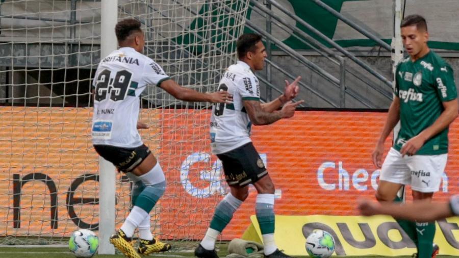 Rodson celebra gol pelo Coritiba diante do Palmeiras, pelo Brasileirão, no Allianz Parque: dois tentos e uma assistência - Marcello Zambrana/AGIF