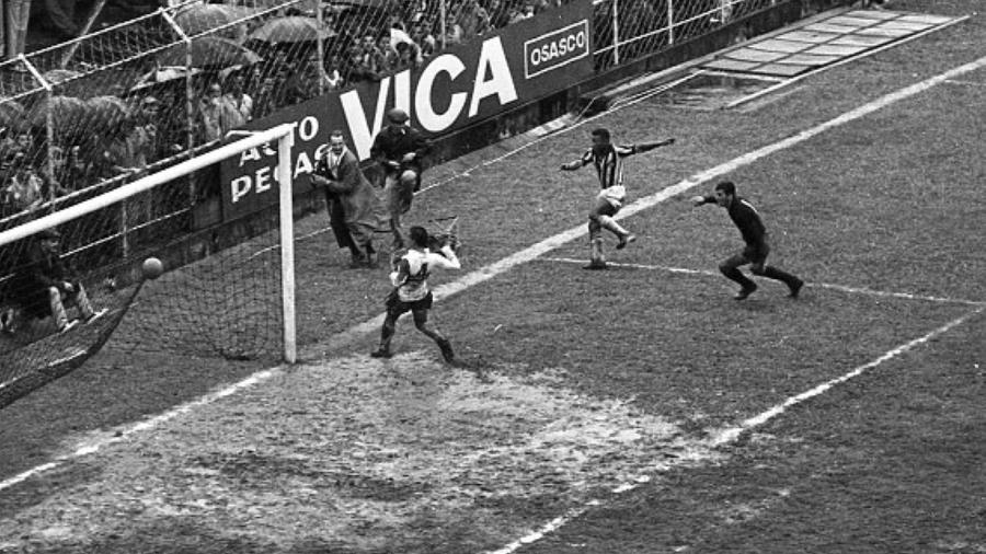 Foto histórica mostra gol número 8 de Pelé na goleada do Santos de 11 a 0 sobre Botafogo-SP em 1964  - Acervo/Antônio Lúcio