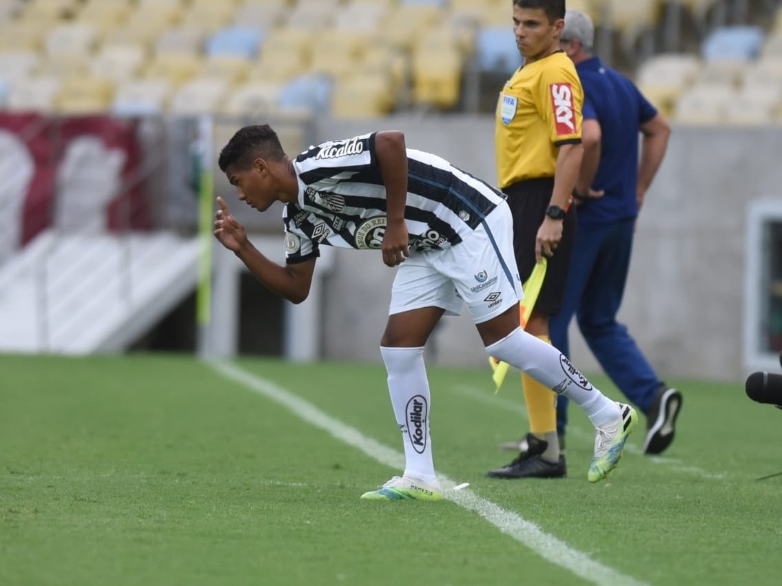 Vídeo: habilidade de meninos jogando bola na rua da Vila Belmiro