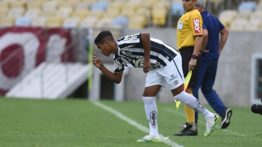 Ângelo, de 15 anos, em sua estreia pelo Santos contra o Fluminense - Divulgação/Santos