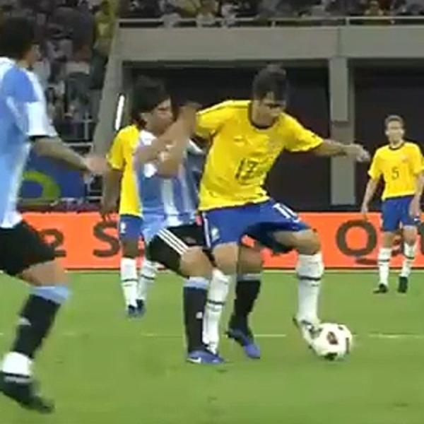 Douglas, durante amistoso entre Brasil e Argentina em 2010