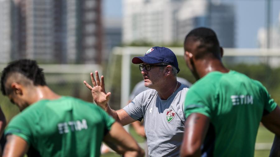 Técnico Odair Hellmann passa instruções ao elenco do Fluminense durante treinamento - Lucas Merçon / Fluminense F.C.