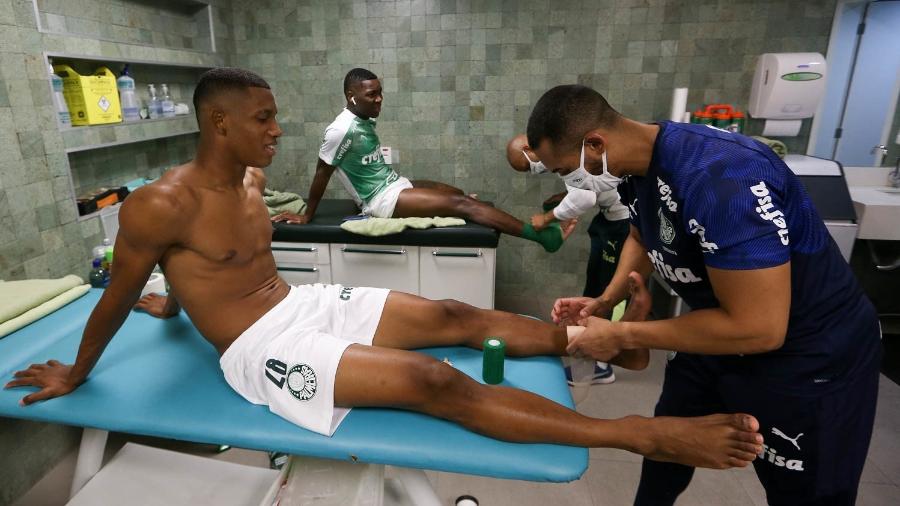 Danilo e Patrick de Paula durante aquecimento antes de jogo do Palmeiras - Cesar Greco