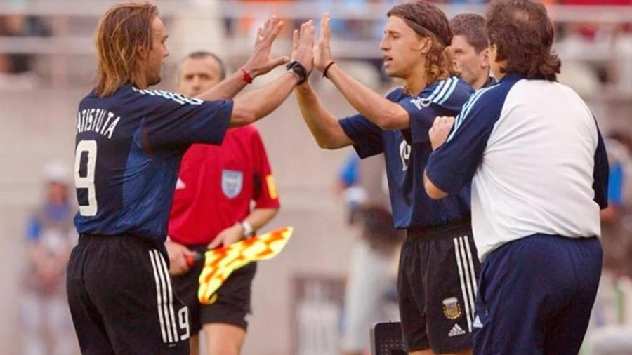 Batistuta, Crespo e Bielsa (de costas) em jogo da Argentina pela Copa de 2002 - Divulgação AFA/Arquivo