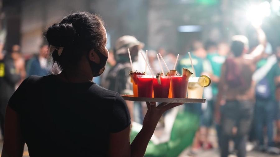 Ambulante serve drinks para torcida do Palmeiras que comemorava título da Copa do Brasil nos arredores do Allianz Parque - André Porto/UOL