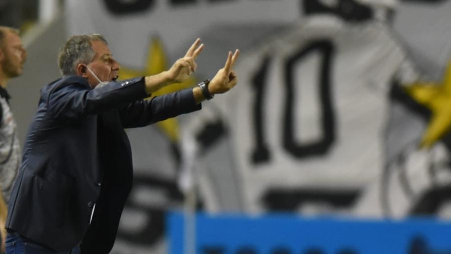 Holan não está contente com o desempenho do time nas bolas aéreas - Ivan Storti/Santos FC