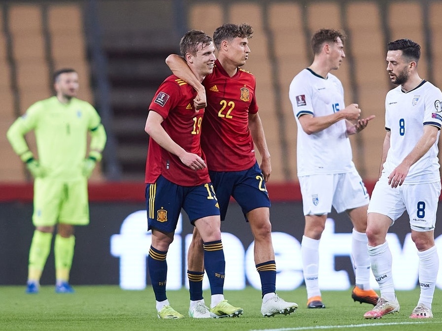 Estreante marca, e Espanha vence Escócia nas Eliminatórias da Euro