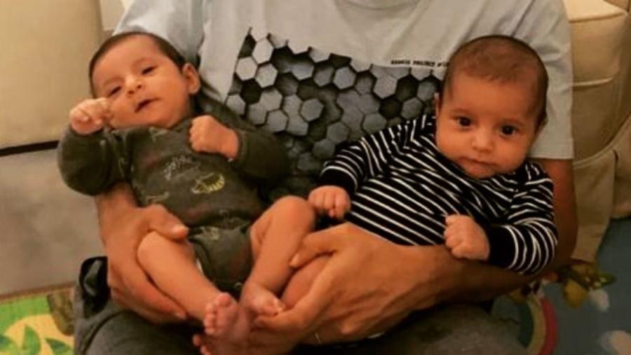 André Rizek posta sorridente com os gêmeos João e Pedro - Instagram